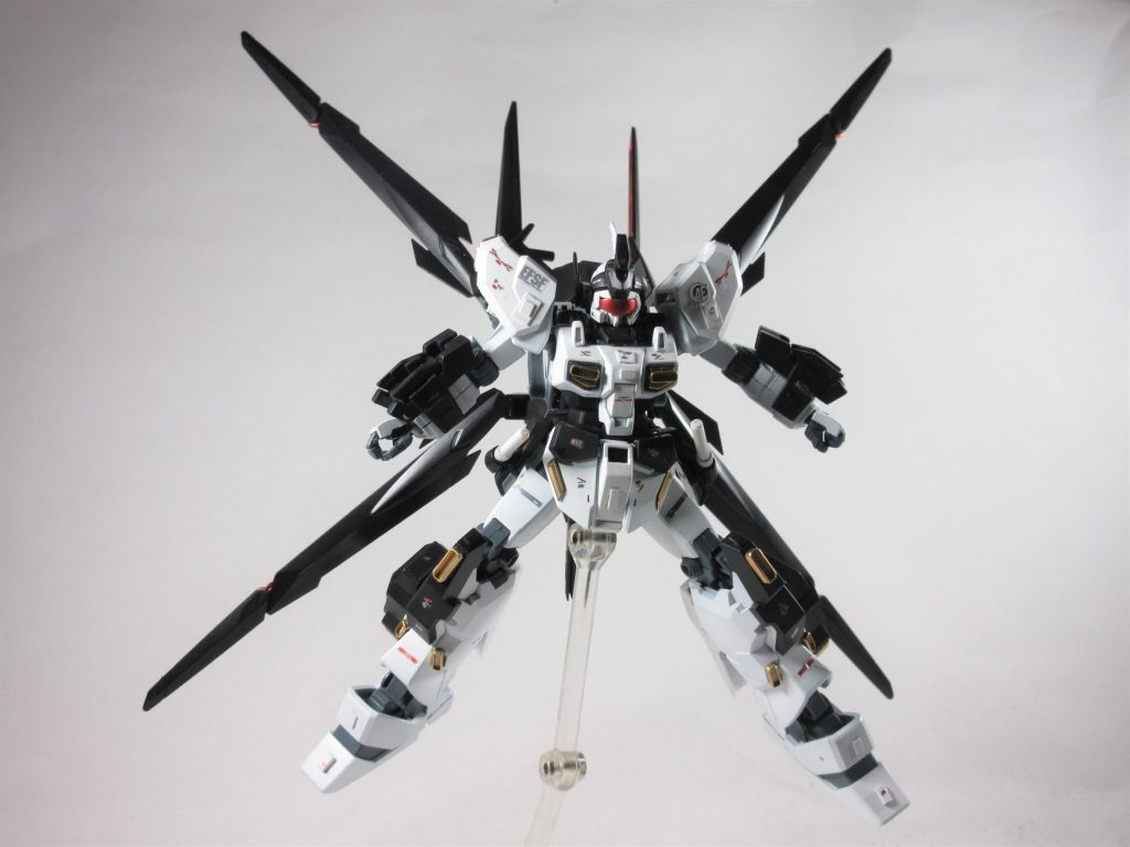 プロトタイプNT-D本機のシステムはのちにユニコーンガンダム に搭載されるNT-Dの雛形といえるシステムであり。パイロットが感知した殺意や敵意をHADESが解析しそのデータを元にシステムが演算させた最適解をパイロットに直接フィードバックさせ受信した最適解をシナンジュスタインに搭載されていたインテンションオートマチックシステムによる思考操縦システムでアシストすることで従来の手動操縦を遥かに上回る速度でシステムが演算した最適な機体制御を可能とし敵の行動の先読みすら可能とするが、もはやパイロットすら機体の演算処理の一部として扱う悪魔のシステムで、本来の目的通りニュータイプが相手であっても渡り合えるだけの強力なシステムが完成した。後のNT-Dに比べると機体の変身による爆発的な強化などはないのが差別点で、あくまで本機は誰が操縦しても元々のスペックを十全に発揮出来ることに念頭を置かれている。また機体のレスポンスに耐える為にサイコスーツと呼ばれる特殊なパイロットスーツが用意されており後のユニコーン用のスーツと同じく対G装置としてDDS(ドラッグデリバリーシステム)取り付けの他、パイロットの微弱な感応波でも機体に反映するための増幅装置や機体との親和性の向上の為ヘルメットにサイコフレームが一部装備されている。しかし、スーツの対G装置では完全にパイロットへの肉体的負担を完全に緩和出来ておらず更には最適解を伝えると同時に敵の攻撃の先読みの為に殺意や敵意を察知しダイレクトにパイロットに伝えるなどのサイコマシーン特有の精神への負担も莫大なものとなっていることから過去の例に漏れず投薬による「治療」が推奨されるまさに悪夢のようなシステムとなっている。ちなみにこのシステムは従来のNT-Dとは違い感応波による発動がされず、通常時からリミッターをかけた状態で機能しておりリミッターを開放することで機体の演算能力と機体性能が本来のスペックへと戻り、それに伴いフェイスガードや機体各部が紅く発光し全身のダクトから強制排熱を行うがその際の熱によって大気圏内では陽炎のように幻想的に機体が揺らめいて見える。