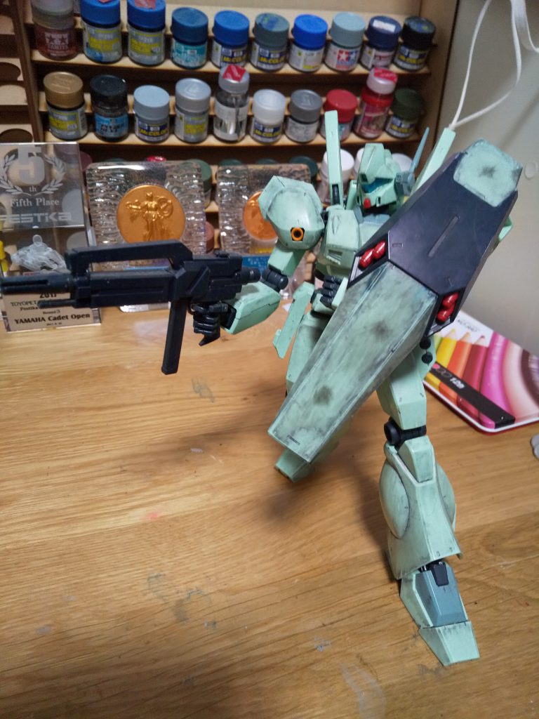 ライフルをかまえてるポーズ