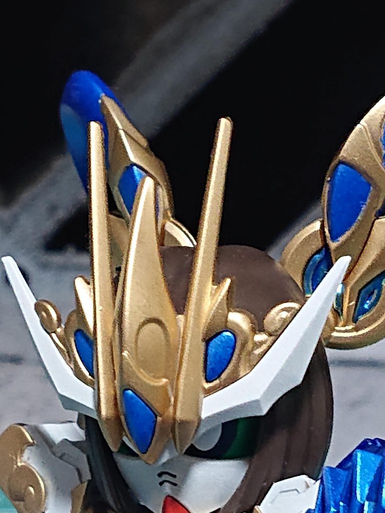 兜の白いパーツは実際よりも鋭角的に削ってみました