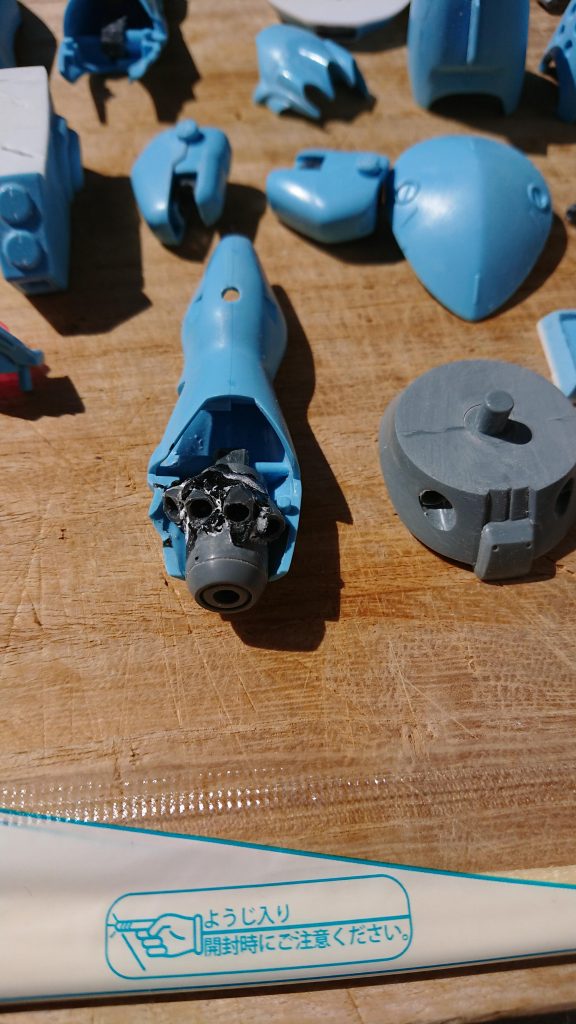 ポリキャップは接着できないが苦労して接着した後にプラモ屋の親父にプラパイプなら接着できると言われて(涙) 