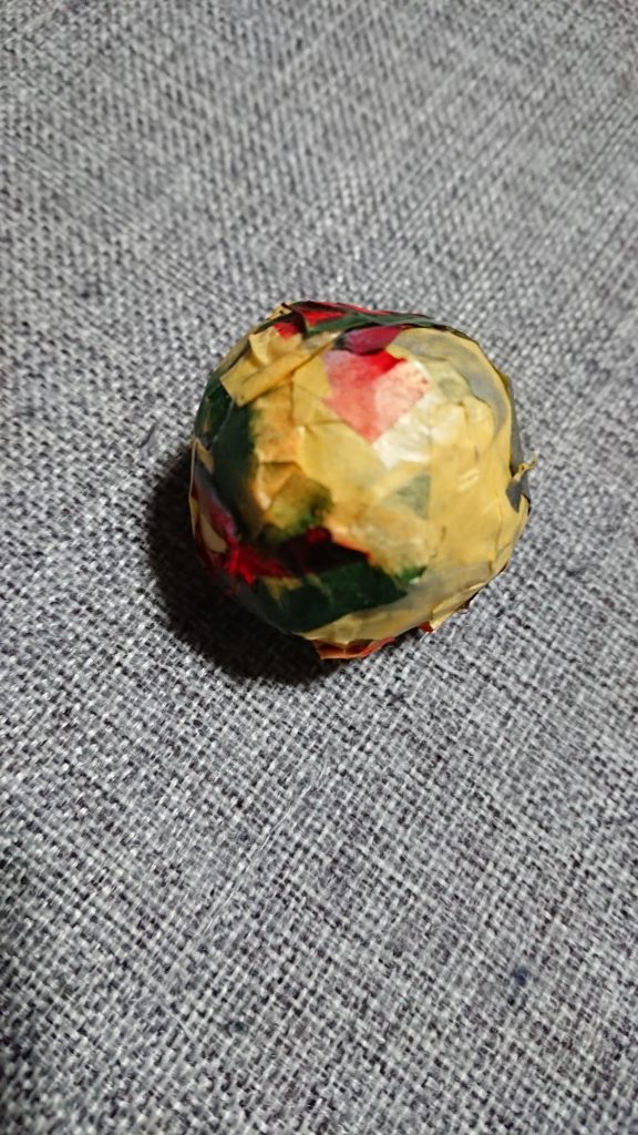 製作過程の撮影は全く考慮してなかったので、たまたま撮ってたマスキング玉のみ…。しかもピンポン球サイズなのでたいした大きさでもないという…ちなみに塗装にはMr.カラーの深緑色(中島系)をメインカラーとして塗装し、サブカラーはガンダムマーカーのザクグリーンと黒っぽい部分はファントムグレーを使ってガンダムマーカーエアブラシシステムで塗装してます。ライトグレーな部分と内部フレームは未塗装なので、7~8割塗装してることになります。仕上げはツヤ消しトップコートと、メタリックな部分は半光沢トップコートを使用してます。パーツ分けが意外と少なかったので色分けするのが大変な部分もありましたが、そこでマスキング玉を作る快感に目覚めました(爆)しかし、楽しいだけではなく、ブースが無いので屋外で塗装してるのですが、春特有の急な突風や、夜間の寒さによるエアー缶の凍結とトップコートの白化など、かなり悪戦苦闘しました。特に白化は珍しく何度も起こり、そのたびに全てやり直すのはダクソの如く心が折れそうになりました…