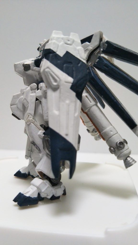 盾のラインをキレイに出したくて…スプレー塗装しています😎