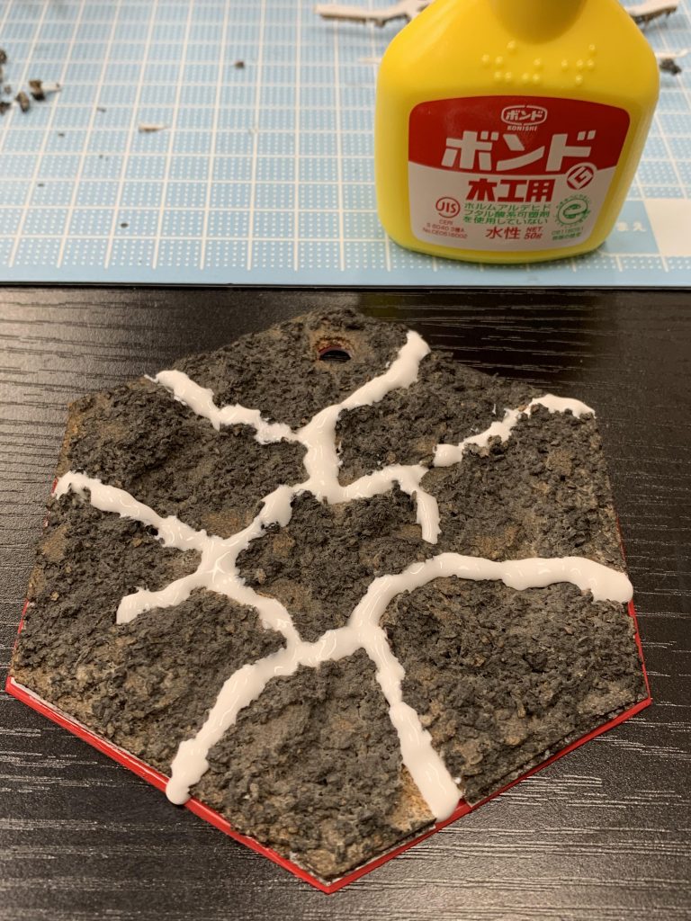 超音波カッターで切り刻んで木工ボンドで接着します