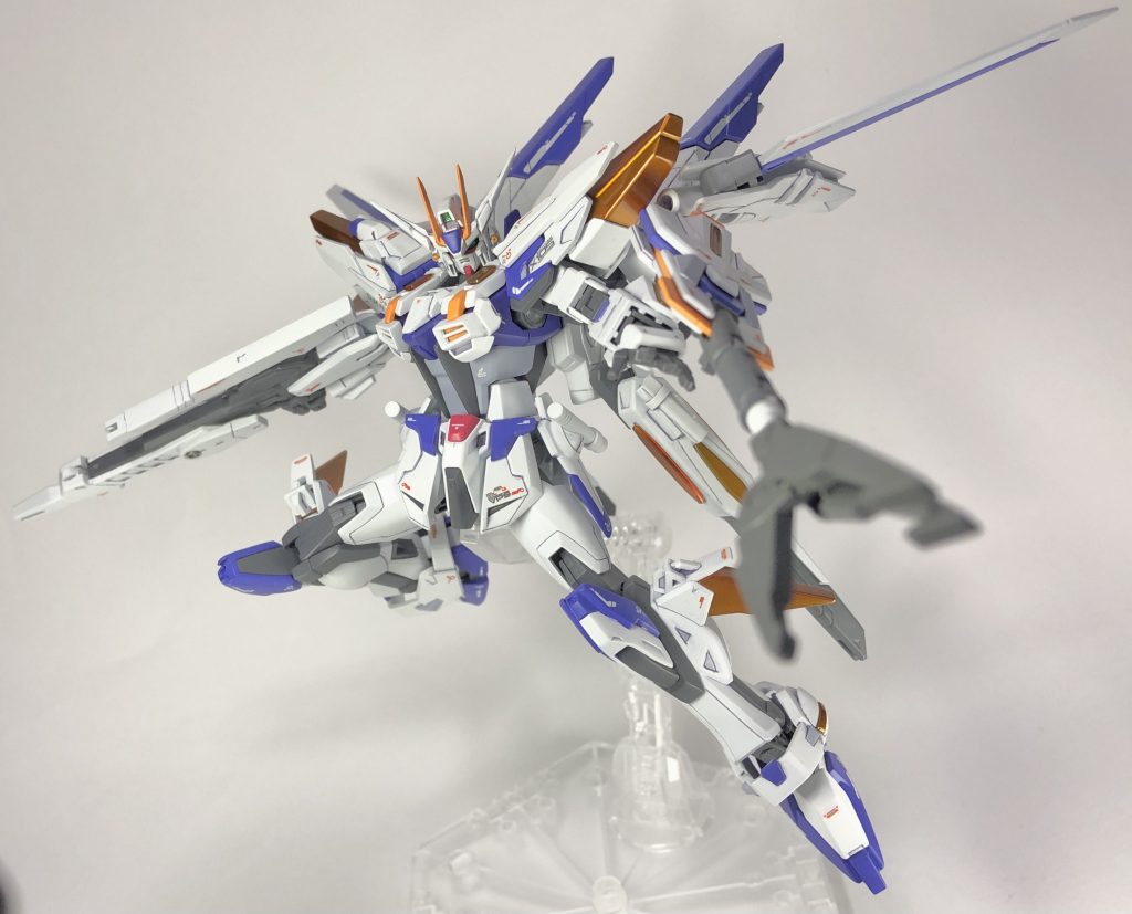 NEシールドは先端部を展開してビームサーベルを発振可能なほか、オプションでクローデバイスを装着可能。