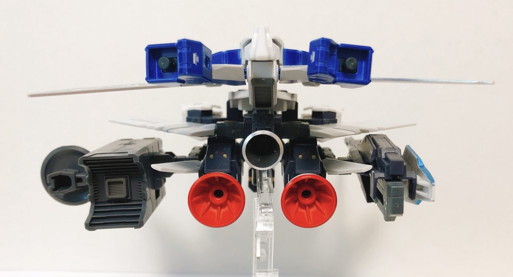 支援メカ「X(エクス)ガルーダ」コアガンダムtypeLの苦手とする遠距離タイプとの戦闘を想定し、多くの兵器を積んでいます。背面ブースターの赤い差し色が個人的に気に入っています!