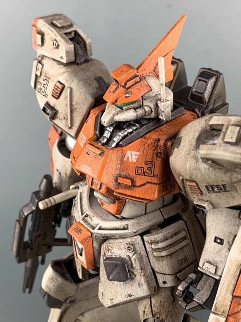 頭部は前の部分をジャンクパーツで形状を変更しています。カメラアイはモノアイ部分を潰し、ジム風にしています。