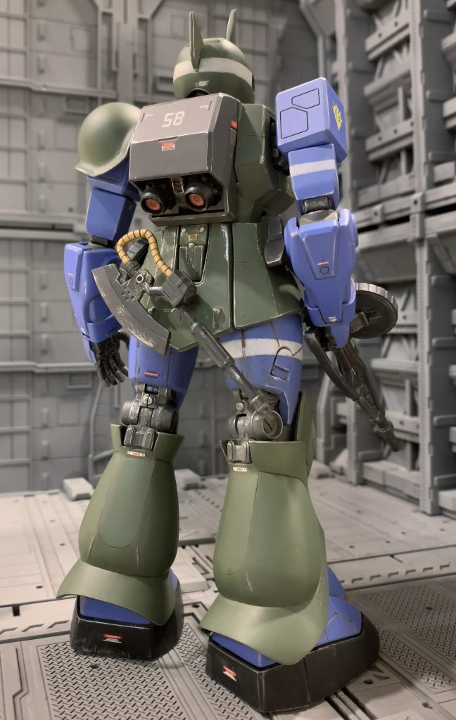 工作は合わせ目消しの為に後ハメ化＆モノアイをいじったくらいで、後はストレート組みです。後ハメは両脚、頭部のフレーム部のみです。可動箇所は時代なりですが、造形やディテールは個人的には「理想のザク像」です。