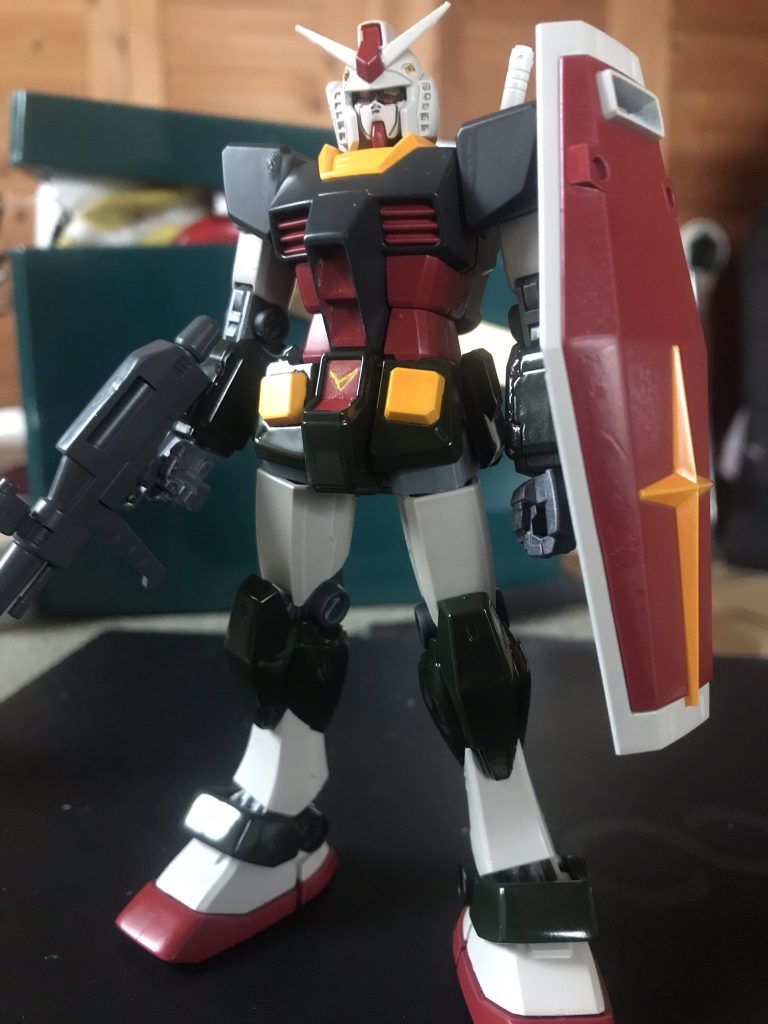 塗り終わった図。ここでは旧HGUCのガンダムの顔をつけて、色もブリティッシュグリーン主体のものでしたが、暗すぎたのでオリーブドラブに変えました。また、EG ガンダムの顔をつける前にリバイブ版でも試してみたりもしてます。