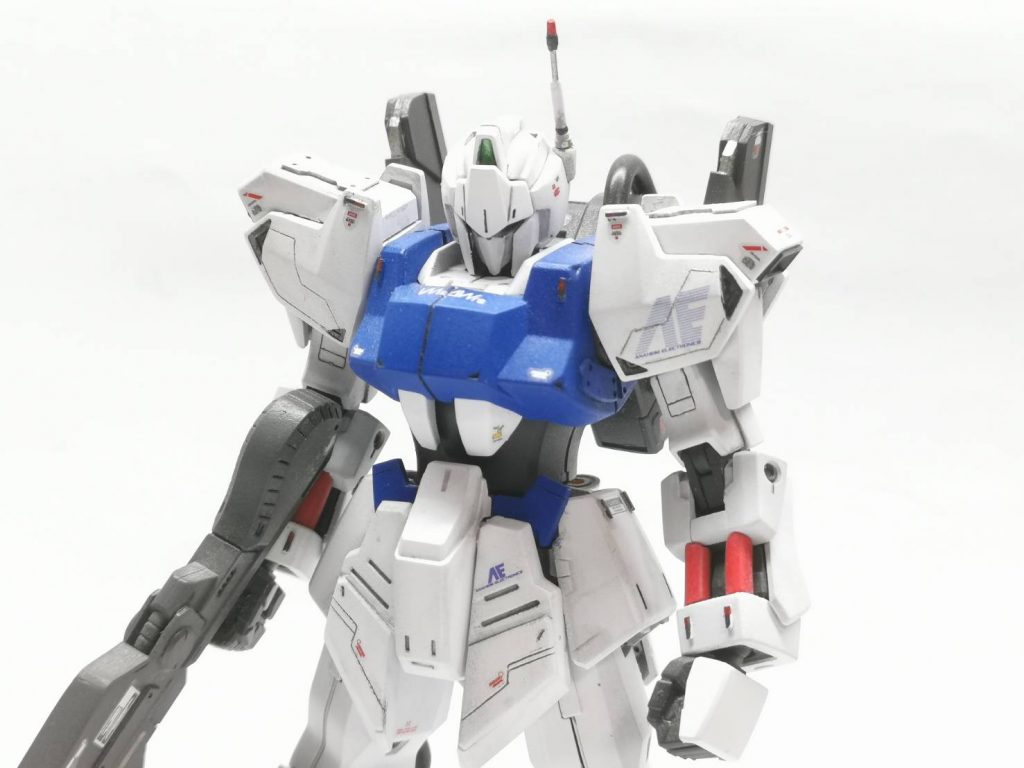バストアップ。スジボリやプラバン、水転写デカールで各所にディテールを追加しています。UC用のデカールが最高に使い易いです。アンテナも真鍮線を使用して情報量を追加しました。装甲の随所にある赤黒の細長い部分は空間認識センサー的なものをイメージしています。バックパック、腕、脚の動力パイプは元キットのパーツが細々としていたので、導線用の絶縁パイプを使用してよりパイプらしさを表現しました。
