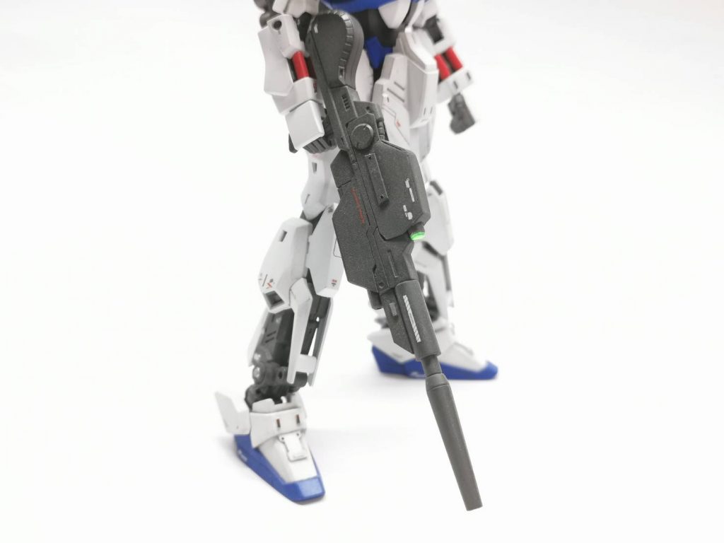 ビームライフルのアップ。プラバンでパーツを色々追加しました。これといってモデルにしたものはなく適当に盛りました。個人的にお気に入りの装備です。レシーバー下部はジュッテになるとか実弾のランチャーだとか考えましたがパーツには起こしませんでした。