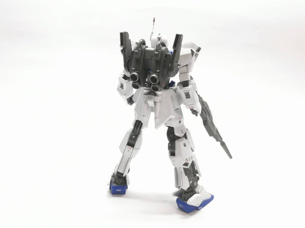 リアビュー。フレキシブルバインダをジェガンやMk.Ⅱの様なスラスタに変更、スクラッチしました。元キットのボールジョイントをそのまま使用しているので自由に動かせます。またバーニアは大型化しました。