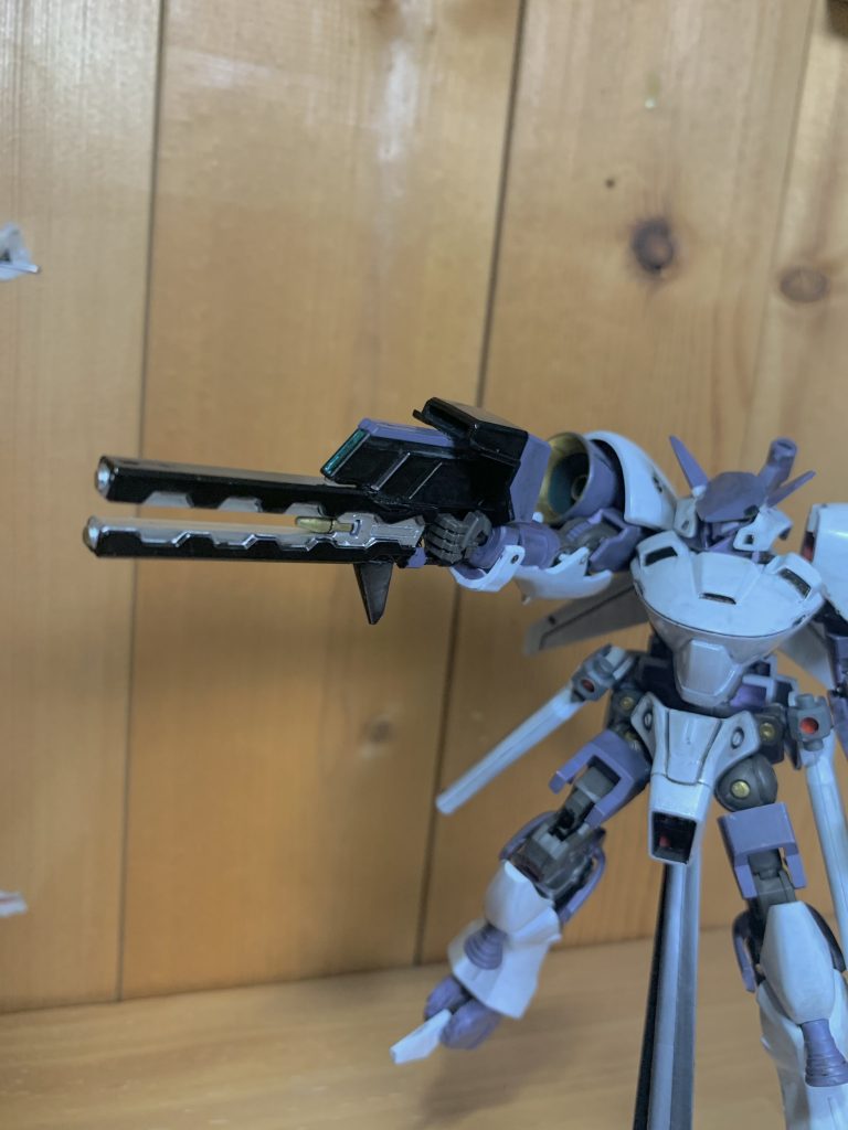 端白星の武器ベースのレールガンです。反動に耐えるために右腕が強化されています。