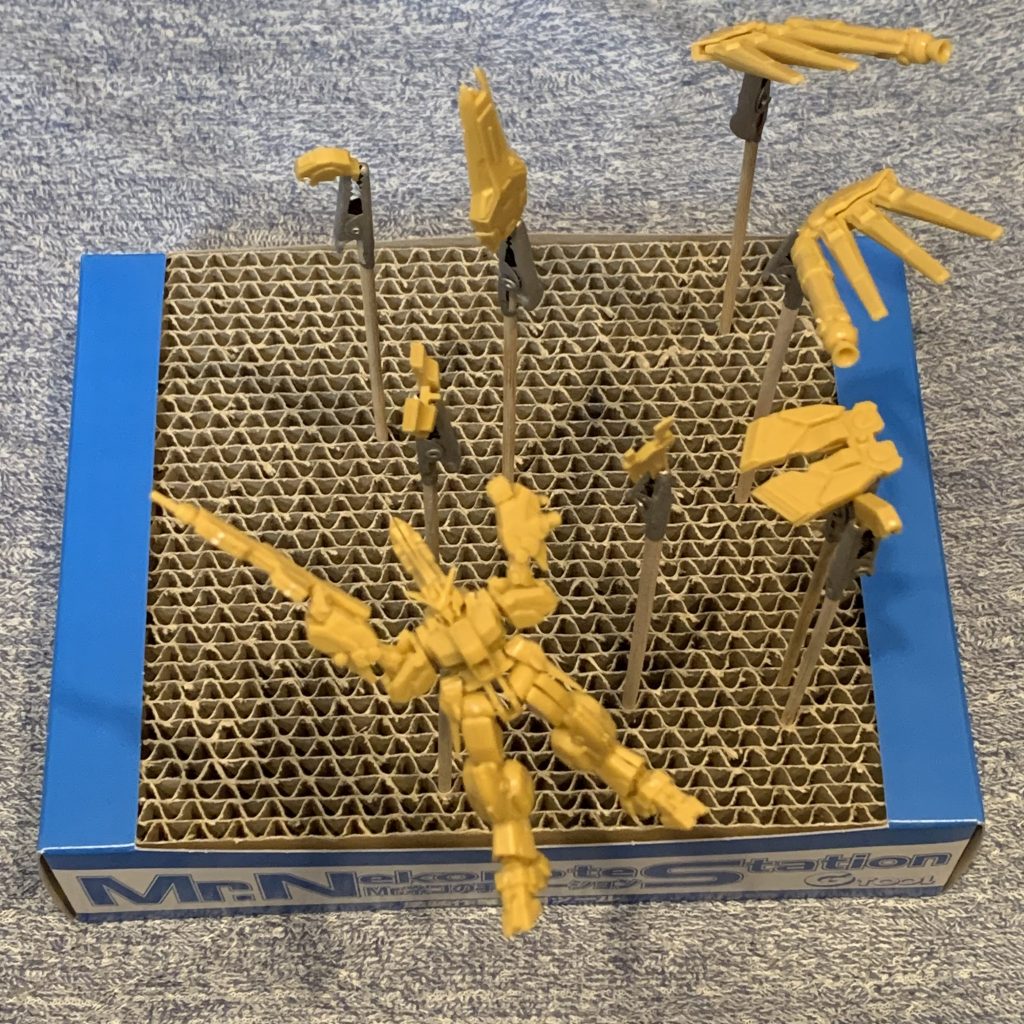 サフ吹きの準備。材質がABSなので、塗るならサフが必須みたいです。