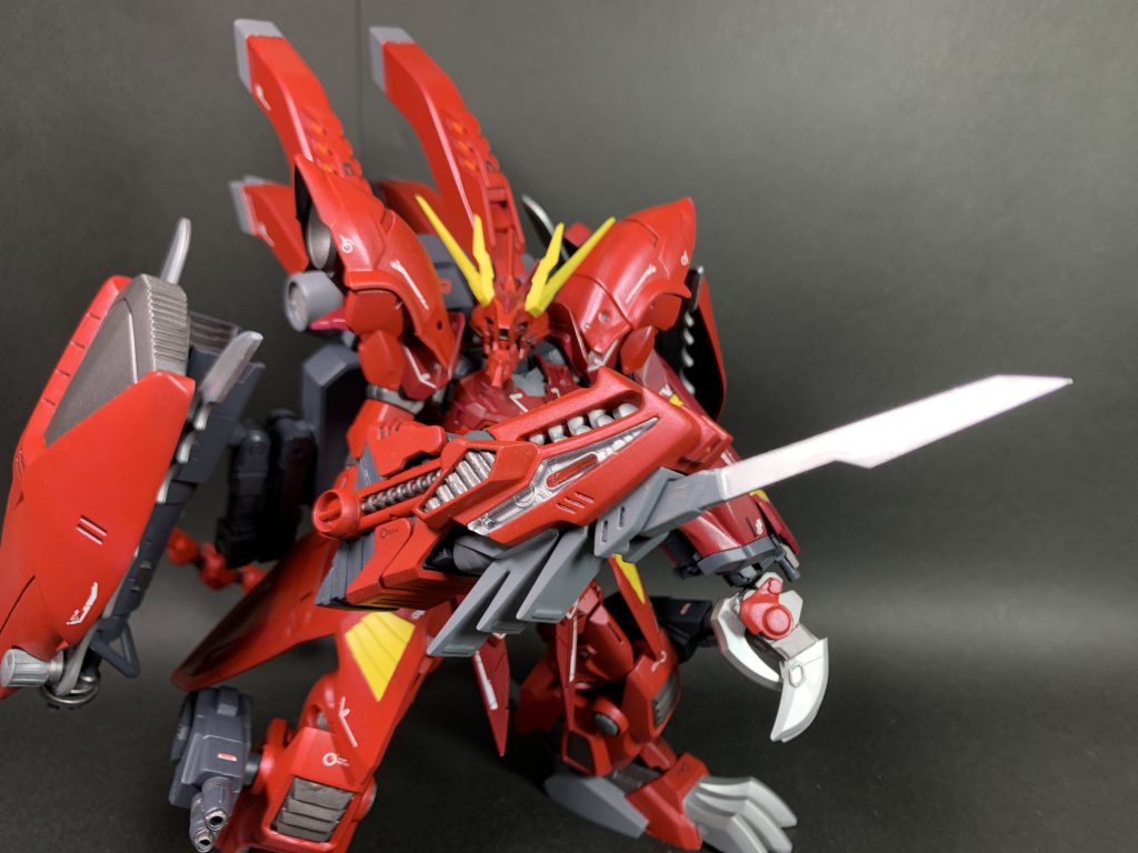 レーザーチャージングブレードジェノブレイカー本来の武装。腕に装着されたことにより取り回しが向上しています。