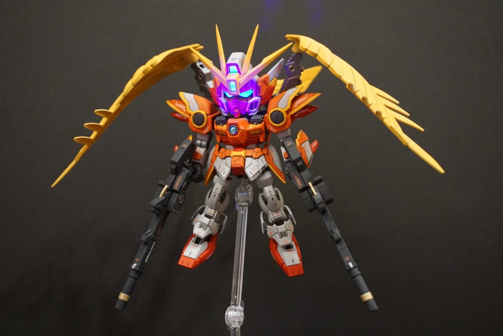 目のクリアパーツはもともと蛍光成分が入っているので、UVライトで光らせてます。