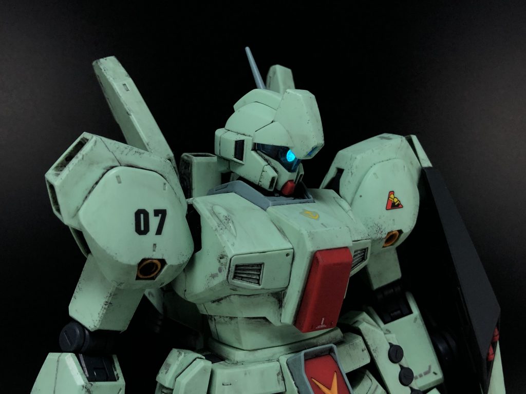 バストアップ。メインカメラの発光ギミックは、MGジェガン発売当時の模型紙の作例を参考にして、ミライトを差し込んでます。