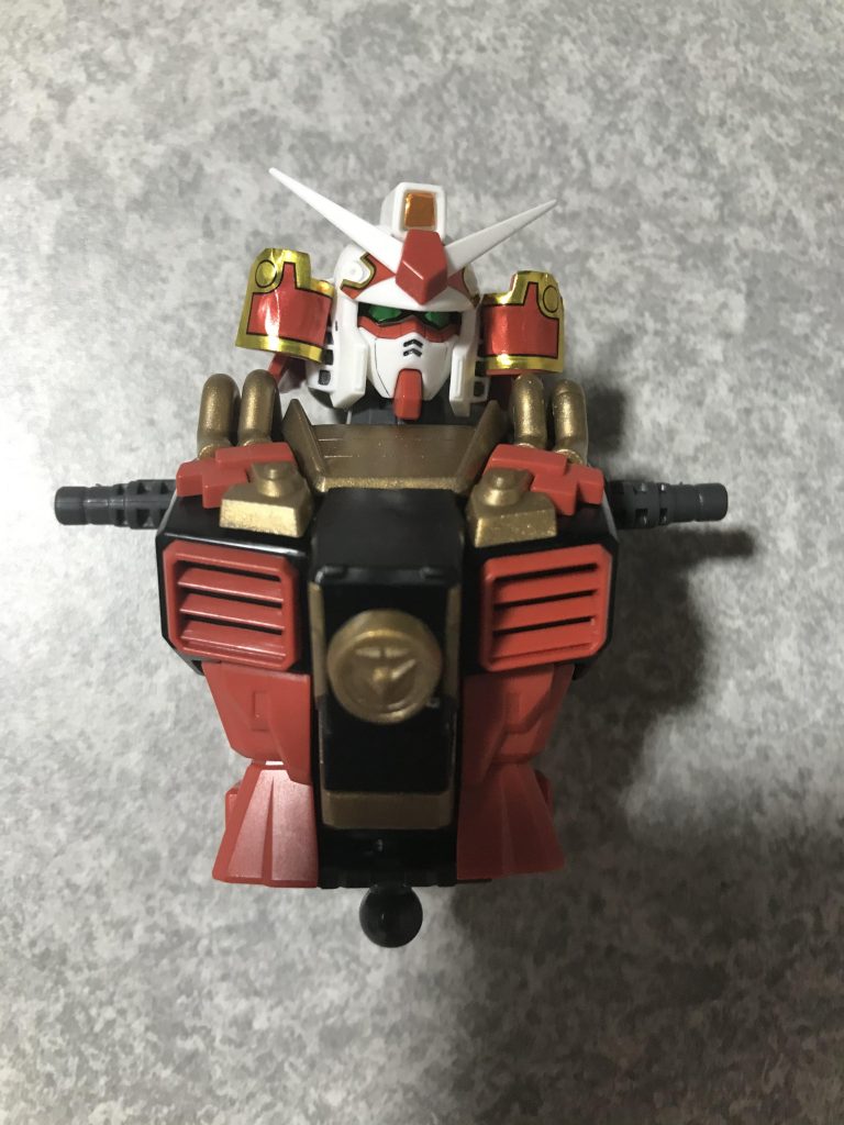 兜の横がシールでかなり目立っていたので、金色だけは塗装した方が良さげです。ちなみにアンダーゲートはないです。