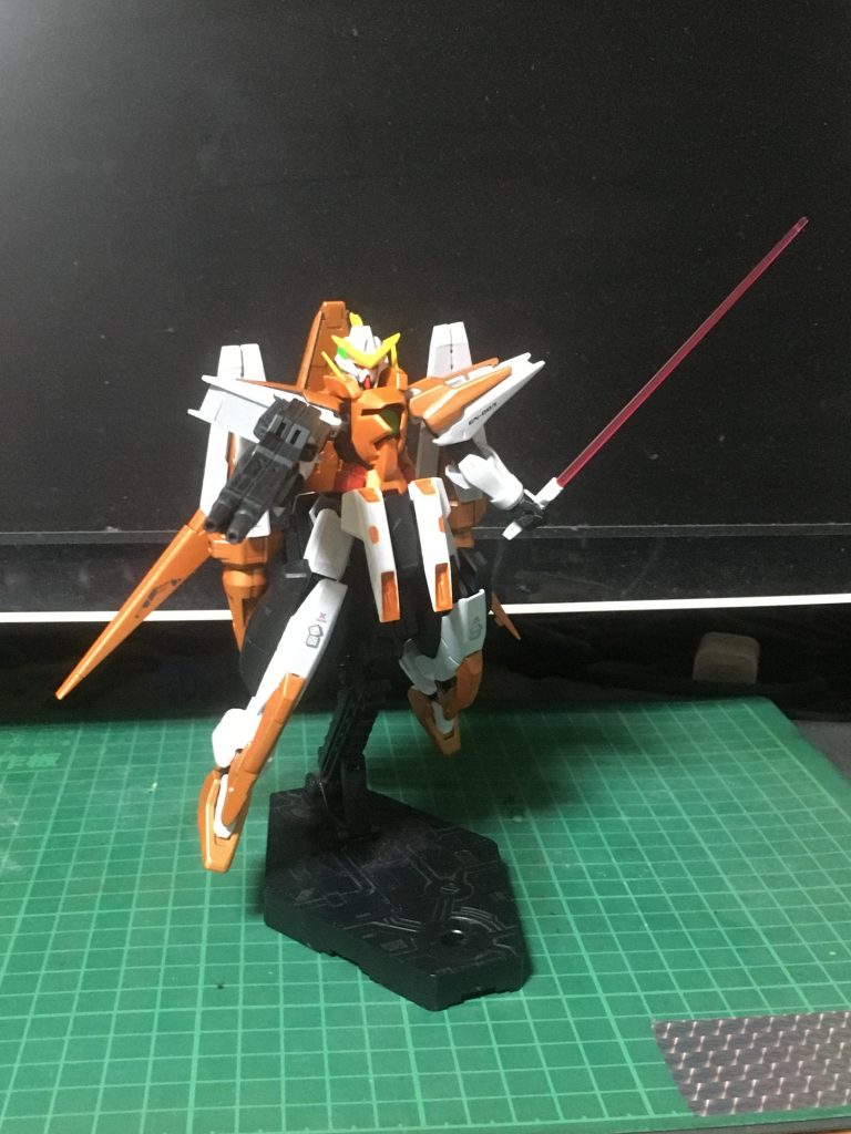 背部装備のアリオスモード羽根による姿勢制御で高速戦をメインにした姿フロントアーマー裏にビームサーベルを装備