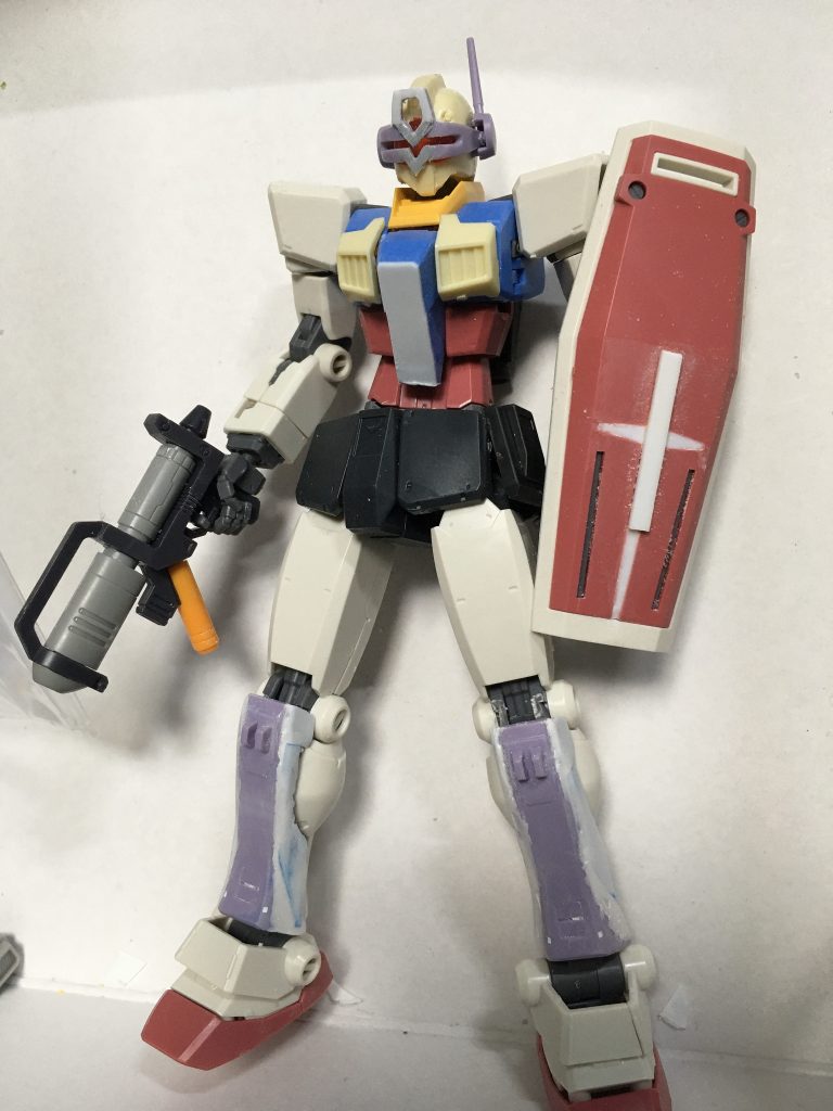 十字なし連邦シールドはプラ板で蓋を。スネはそのままだと隙間ができるので同様にプラ板で蓋をした後段差をパテで慣らす。