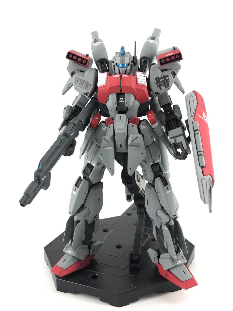 まず改造点として百式の頭のデュアルアイをジム系のゴーグルアイに改造しました。次に胸にパワードジムやヌーベルジムⅢ、ネロなどにある4つの胸ダクトをつけました。