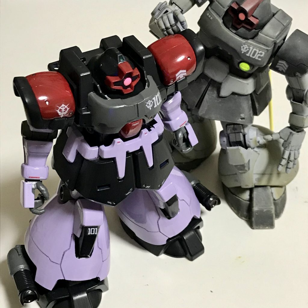 少しデカールを貼って仮組みしたところ。やっぱりドムはカッコいいですねー♪