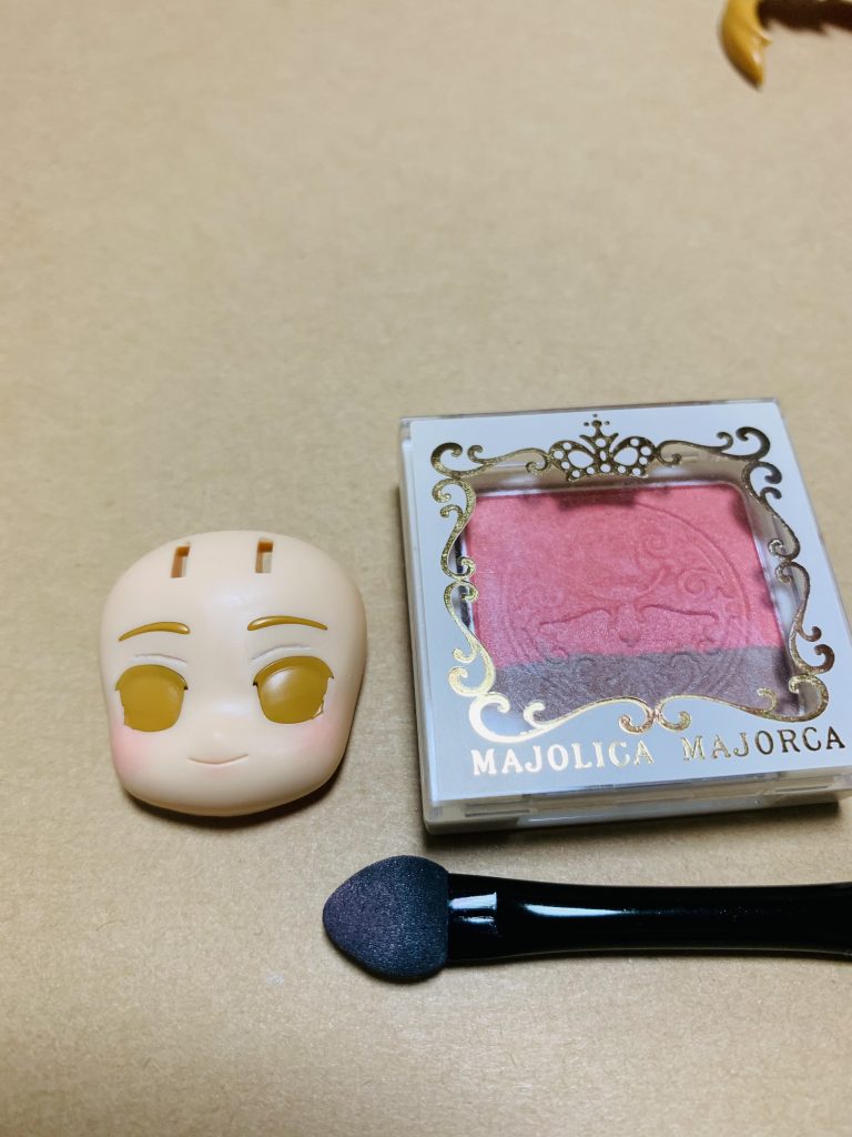 ベースはきゃらっがいフミナ先輩を使用。お化粧は頬と口元、アイホールにアイシャドウを淡くのせました。