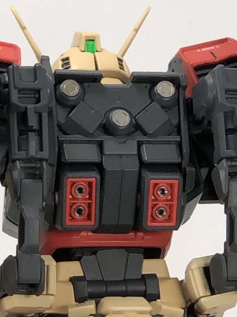 バックパックは、メタルプレートとスラスター部分は開口してメタルノズルを埋め込み、多重構造化しています。