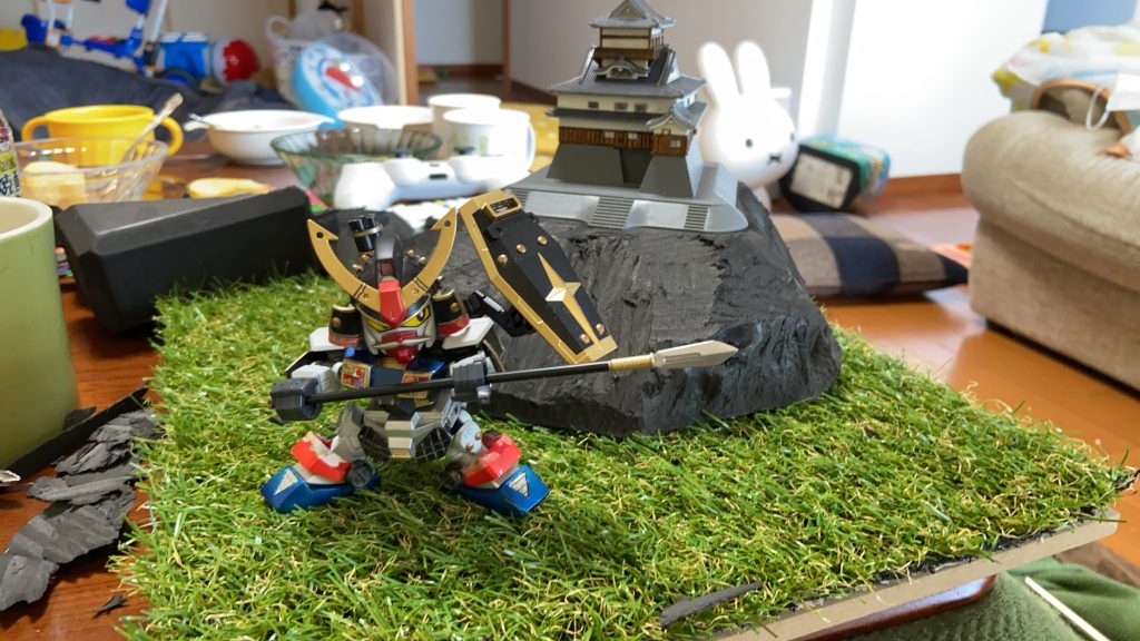 ジオラマは城を除きほぼ一日で作ったので、製作過程写真がほぼない！将ガンダムはだいぶ前に完成していたのですが、企画まで完成品は公開できんということで違うベクトルにパワーを向けました！笑城はフジミ模型さんの犬山城を利用。あとは樹木を除き、100均です（スタイロフォーム的な何か、人工芝生、フェイクモス、木粉粘土、木工用ボンド、下の板、ライターなど、大体1000円くらい✨）。樹木はAmazonさんで購入。塗装で若干のカラーバリエーションをつけたくらいでプスプス刺してます。