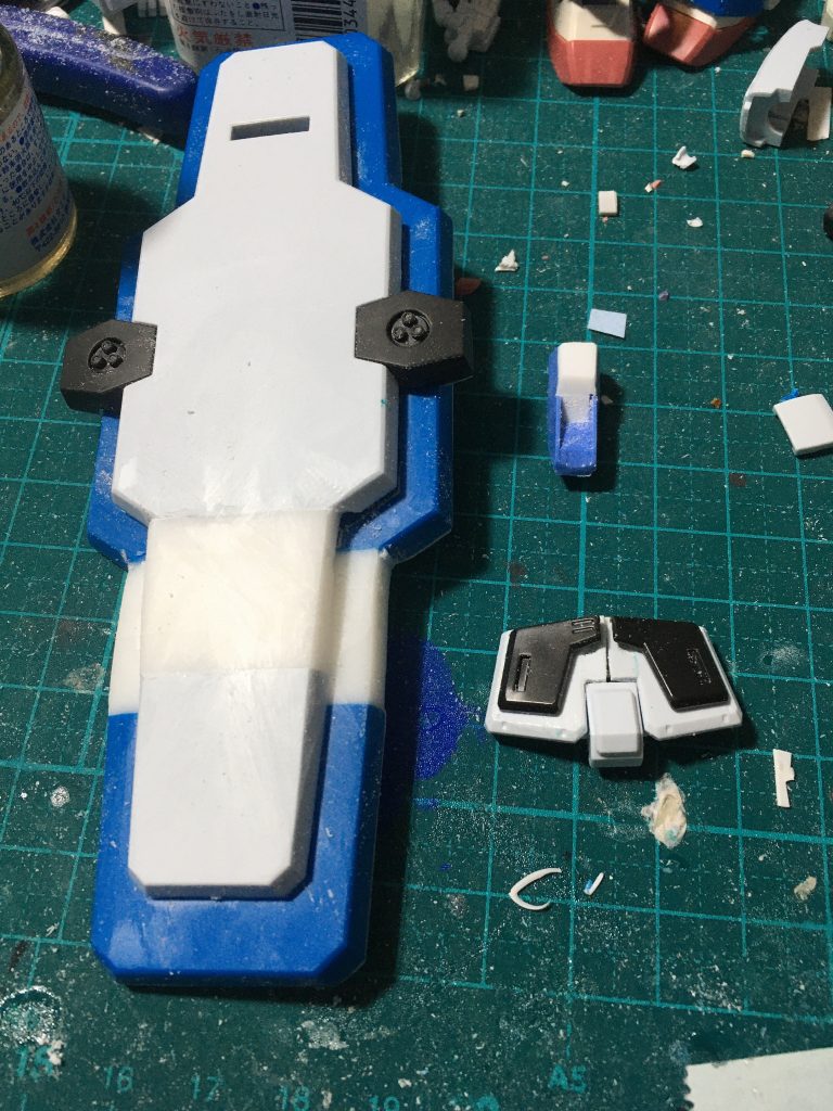 盾の削り出しが一番面倒でした。胸はビヨンドグローバルのものをプラ板で形状変更。