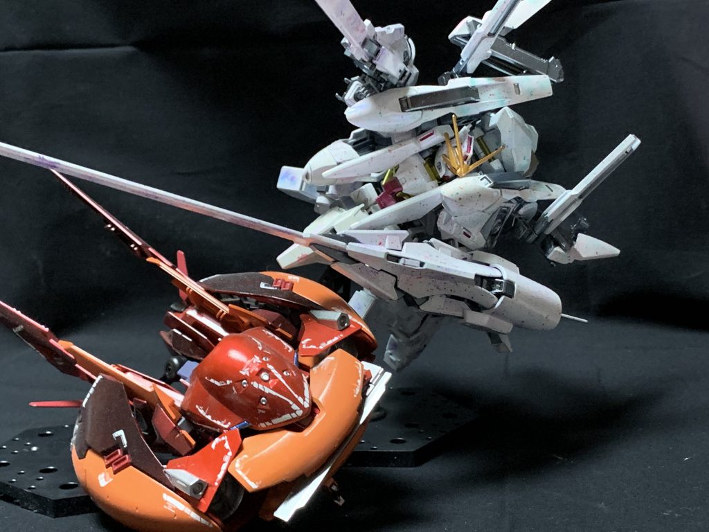 最後に同じくらい制作時間のかかったキハールⅡと一緒に…ブンドドできないのでこれももう置物です。なんの変哲もないオブジェですよ^p^今年初のオリジナルカラー作っててめっちゃ楽しかったです！最後までありがとうございました！今年も最高のホビーライフになるといいですね！次回ザフトのザク作るよ！