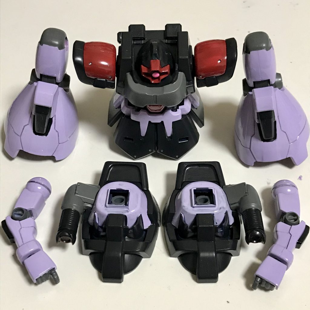 簡単フィニッシュで行くつもりだったのに、けっきょく全塗装になりました(筆塗り)。普通のドムの配色に近づけました。