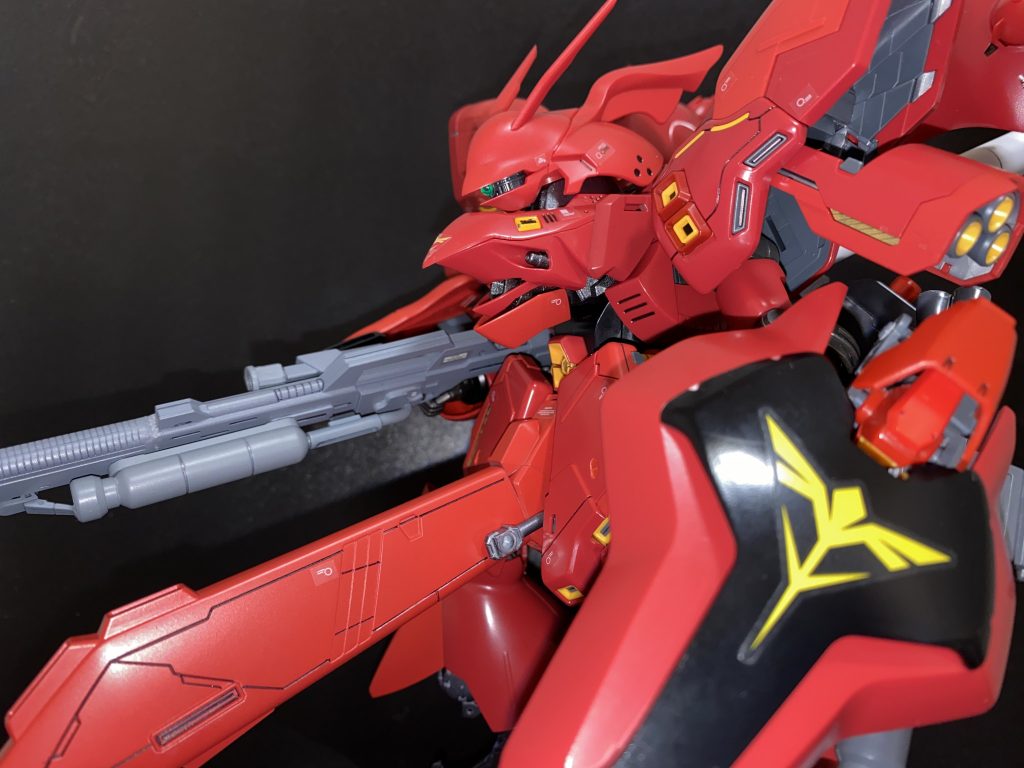 薄暗い部屋に数人の白衣の男がモニターの青白い光に浮かび上がっている。その中の一人に、同じ白衣を着た初老の男が声を掛ける。「状態は…」「心拍数を初めほぼ全ての数値が通常値を表しています。アドレナリン量が多いぐらいでしょうか」 満足げに頷く初老の男。「シミュレータとはいえ、ここまで安定しているとはな。リユース・P・デバイスとの相性もいいらしい、それに、見たかね、あの光を」「はい、記録しています」 初老の男は、どこか興奮したようすで窓へ近づく。その窓の向こう、格納庫に奥の方から明かりが灯る。そこには、ほぼ全ての外装が剥がされ、フレームが剥き出しになった