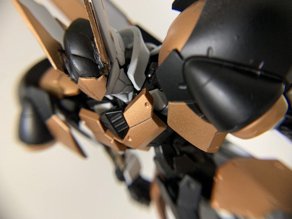 頭部にヘルムヴィーゲの頭をそのまま使って改造を行いましたが少し無理やりすぎたかなとも感じられますね。次挑戦する時はもっと違和感をなくしたいです。