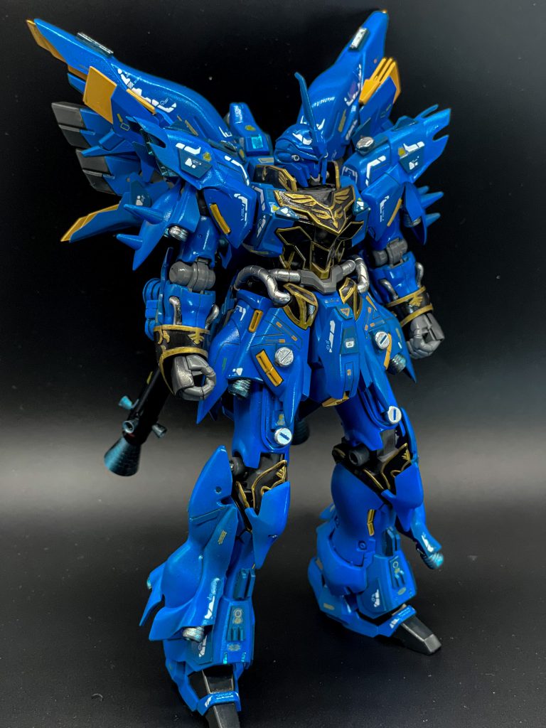 全体的にディテールアップにスクラッチしたディテールチップやコトブキヤなどのボルト系をくっ付けてスーパークリアーを吹いては磨きを繰り返しました!(≧▽≦)ゞ下半身はクリアー缶を切らしてちょっとムラができてます(笑)