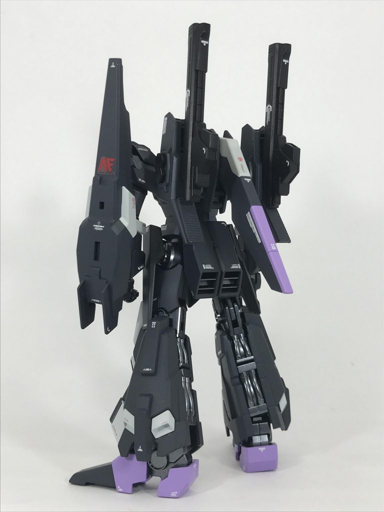 2号機後姿。こちらもゼータのスタビライザーとZZⅡのバックパックに置き換え。ハンドバズーカに合わせて、背中にバズーカを背負わせて、実体弾武装で統一させてます。