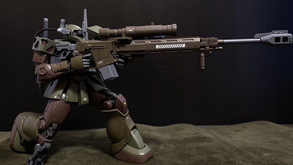 遭遇戦だった。ジムタイプが3機、ホバーの索敵機は隊長が発見と同時に撃破している。川を挟んで鉢合わせた。丘の上に自機をニーリングポジションで位置付ける。隊長機と共に川辺にいたベルント・バルベ軍曹のゾゴックが、川の向こう岸、身を隠したジムの後ろへ回り込むように動く。敵の一機は、ホバーの索敵機が撃破される同時に、川を越え、隊長機から見て左側に広がる林に入り、隊長機の後ろを取るつもりだったのだろう、しかし、その機体は林を抜けた瞬間に、その腹部、コクピットを撃ち抜かれている。ヨルク伍長は、起動した「イーグルアイ」により川の向こう側にいる敵を確認する。川の向こう側、少し盛り上がった地形の陰に、スナイパータイプのジムを確認、その少し離れた位置にもう一機。 隊長のアッガイが、スナイパータイプに対してオトリになるように、自分が敵を捉えやすい位置へと移動する。モニターには、もう一機のジムの後ろへ回り込んだバルベ軍曹のゾゴックが、そのコクピットにブーメランを深々と差し入れている様子が見える。丘の陰から身を現し、アッガイを狙うスナイパータイプをレティクルの中心に捉え、ヨルク伍長は呟く、「ゆっくりとなめらかに、なめらかは速い」 続く