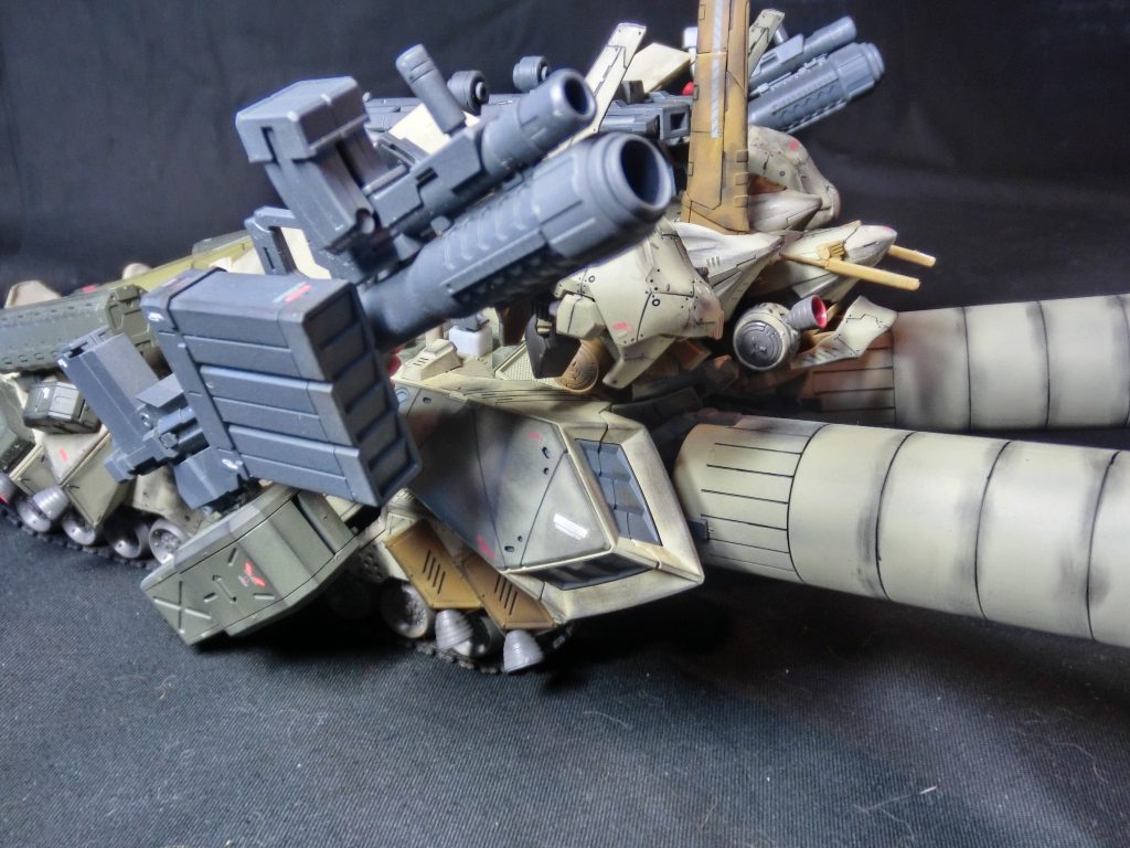 地上機であるが各種スラスターにより爆走する短時間なら飛ぶことも可能