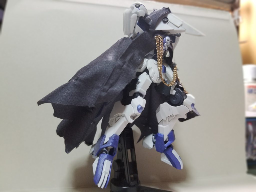 マントは布を切った貼った縫ったで作ってます。胸に磁石で引っ付くようにしてます。前側に昔SDのガチャガチャに入っていたアクションベースのアーム部分をつけて表情付けできるようにしました。
