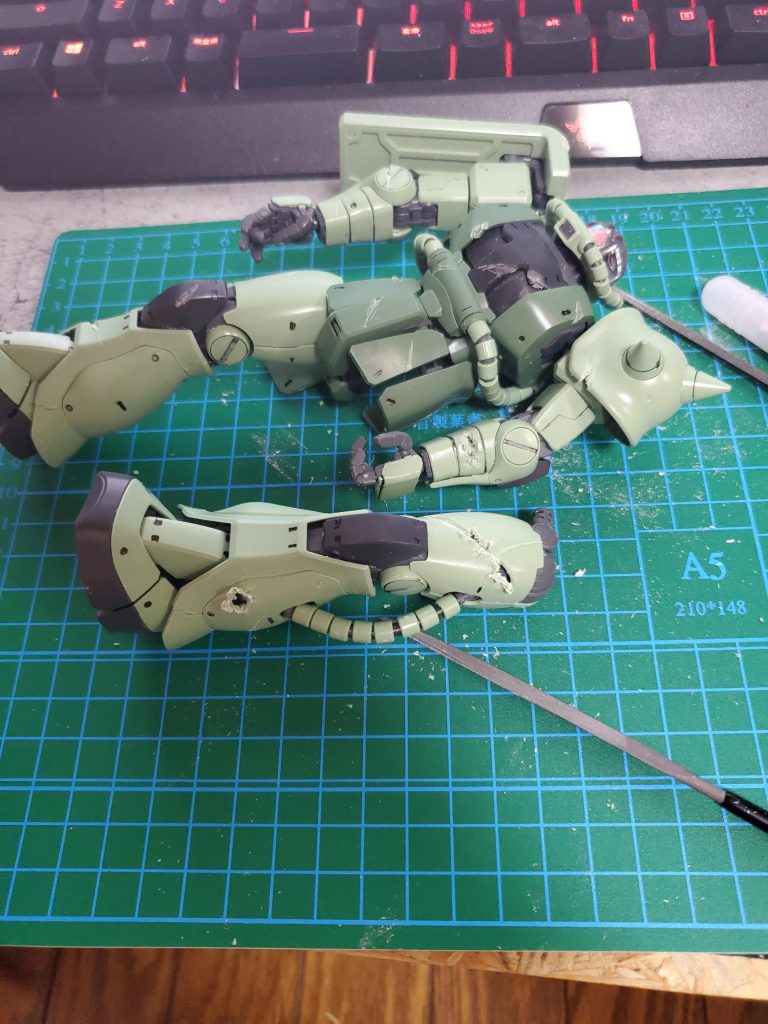 ダメージ加工はデザインナイフやはんだごてではなく金属ヤスリとニッパーでゴリゴリやっていました。そのほうが荒っぽい傷が作れるかなと。