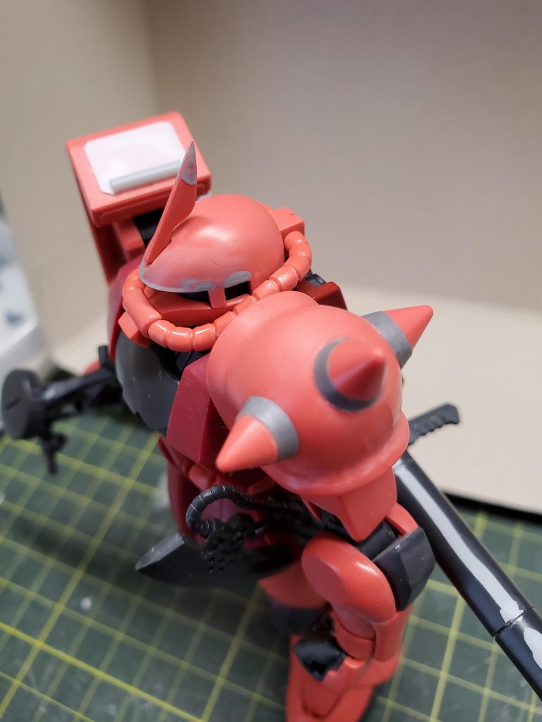 悪顔にするために、ブラバンでモノアイ部の高さを狭くしています。左肩のスパイクも根本側をアフターパーツで延長しました。