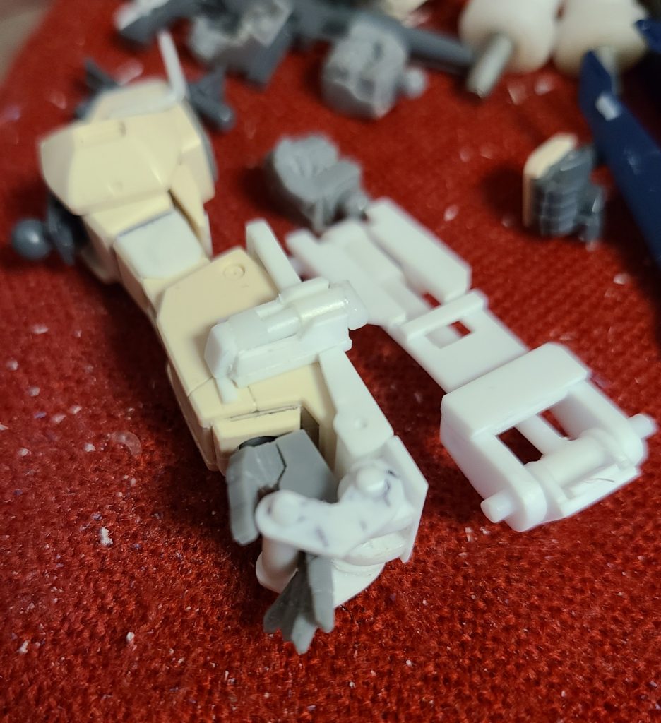 シールドのマウント基部はプラ材で自作。ネットで見つけたモデラーさんの工作を真似したものです。