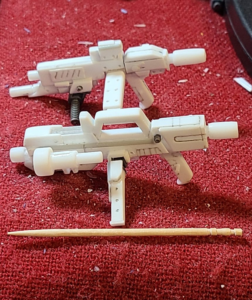 ２種のプラ材銃。使用している手首パーツ、「ロボマニ」に合わせたグリップを先に作ってから、本体部分を作りました。使用したものは主に田宮の3㎜コの字棒、3㎜角棒、8㎜、5㎜、3㎜プラパイプ、3㎜、1㎜丸棒、0.3㎜、1㎜プラ板です。