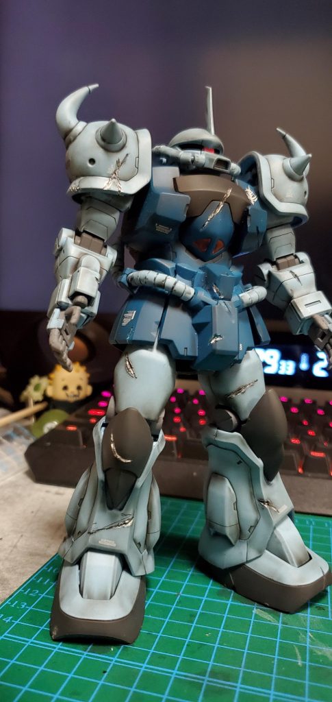 金属ヤスリ、ニッパー等でキズいれガンダムマーカーのリアルタッチマーカーで陰影をつけウェザリングしていきました。