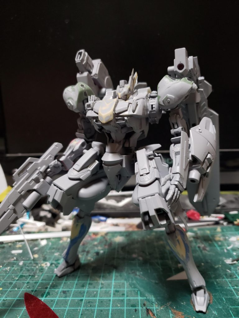 サフ吹いた後。細かいパーツを少し追加し頭部をAGE1から端白星に変更。