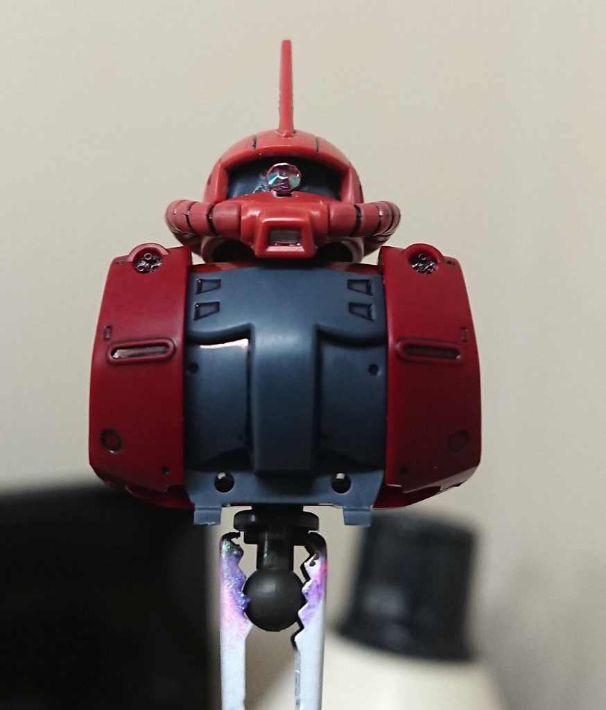 モノアイは、ジュエルシールを仕込み光が当たると反射して発光するように加工