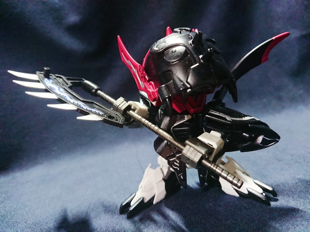 グレモリーはパーツを決めて制作したわけではなく、余ったパーツを組み合わせていたら形になったので改修点は一切ありません。頭部サイドのツノとなる部分のみ、祝融の武器を加工し取り付けています。