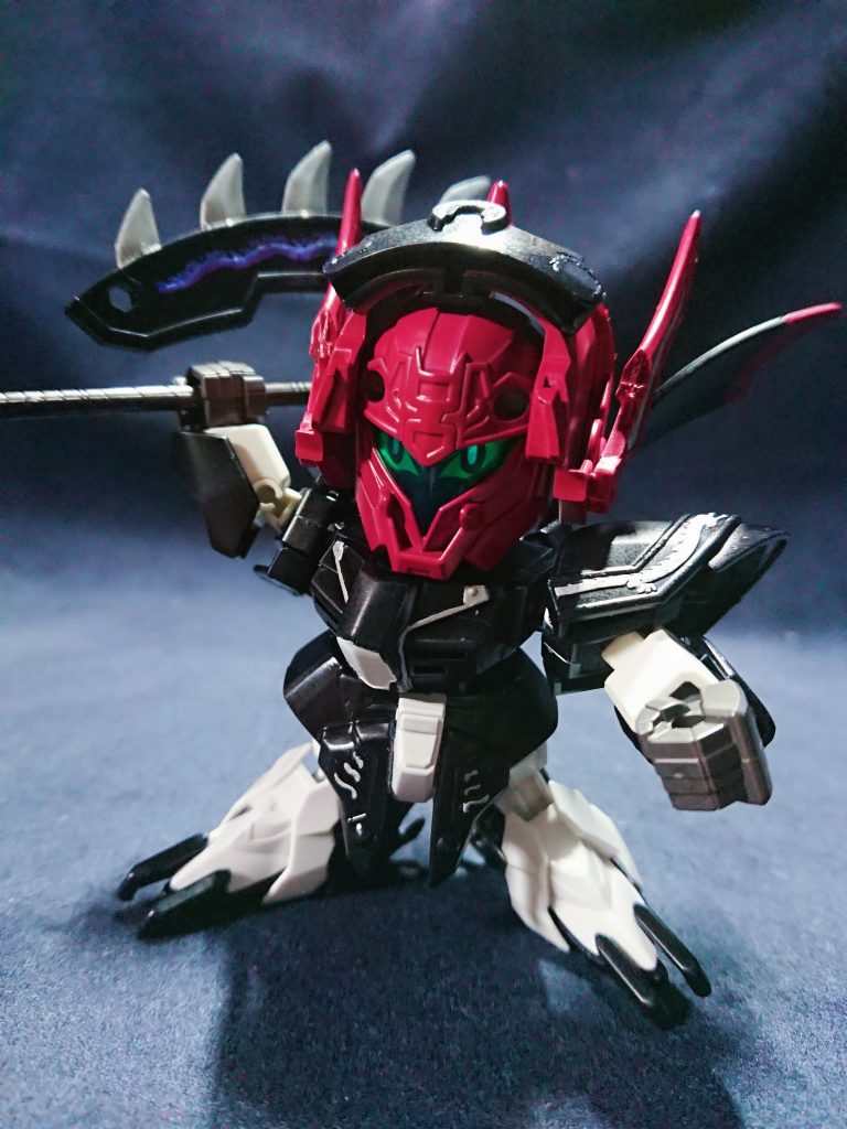 兜はパーツを取り外すことで、擬似的にフード状のナノラミネートコートを外した状態になります。頭部の見た目から、馬超や孟獲のように闇の血が流れている設定としました。