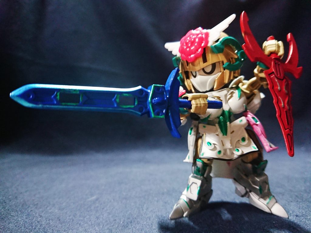 ベースキットは三国創傑伝の大喬/小喬をメインに貂蝉クシャトリヤのパーツを使用しました。特に頭飾りに悩み、三国伝の貂蝉キュベレイの花パーツに、ナイトサザビーの羽パーツを使い再現しています。 あとはカラーリングで雰囲気を。