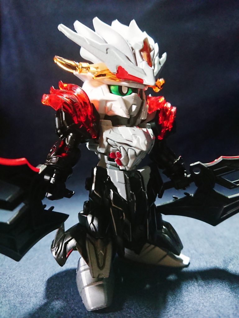 使用パーツはいつもの三国創傑伝で。孫策アストレイを胸部と頭部に、肩のトゲを孫権アストレイ、ブーツカットを司馬懿サザビーで再現しました。