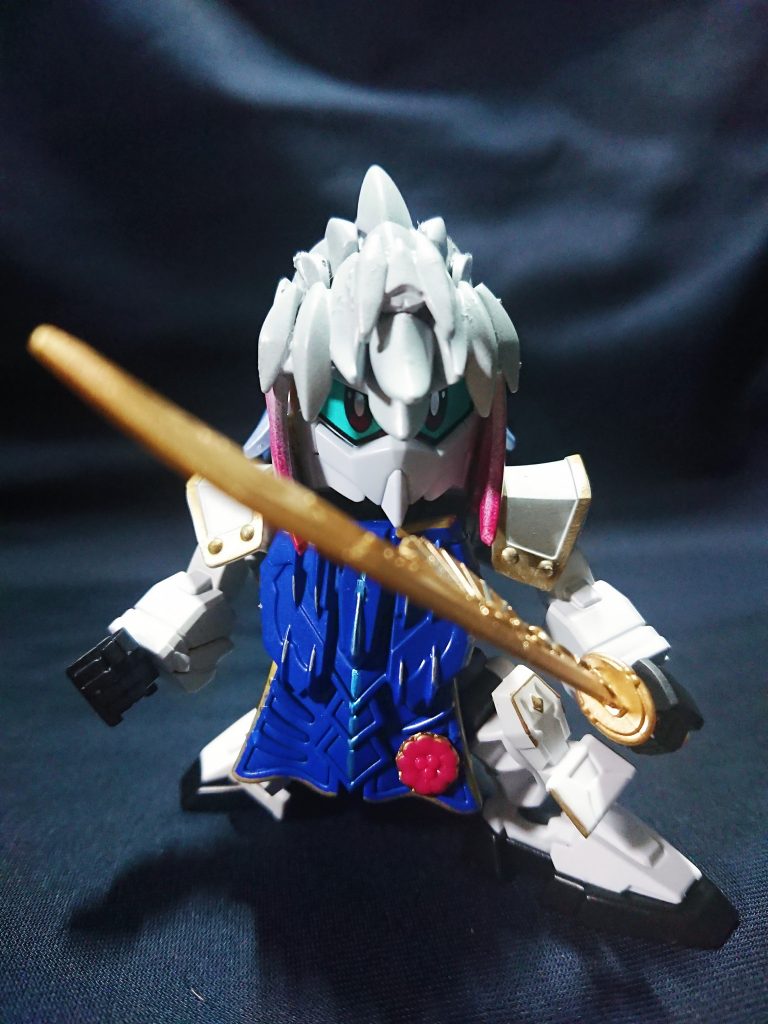 マルディアスに眠る財宝を求めて、世界を旅する冒険者。その過去には謎が多く、グレイという名も髪と目の色からそう呼ばれており、本名かどうかも定かではない。